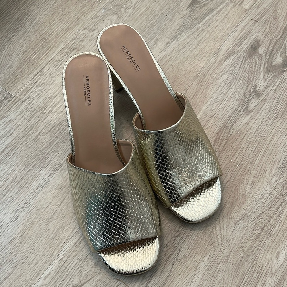 Stunning confortable golden Sandals, Aerosols